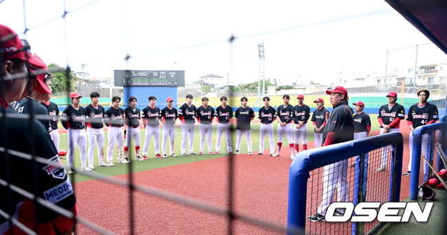 [OSEN=오키나와(일본), 최규한 기자] 2026 WBC(월드베이스볼클래식)를 준비하는 대한민국 야구 대표팀이 24일 일본 오키나와 가데나 야구장에서 프로야구 KIA 타이거즈와 연습경기를 펼쳤다. 야구 대표팀은 오키나와에서 국내 팀들과 6차례 연습경기를 치르며 전력을 끌어올릴 예정이다.경기를 마치고 KIA 이범호 감독이 선수들과 미팅을 갖고 있다. 2026.02.24 / dreamer@osen.co.kr