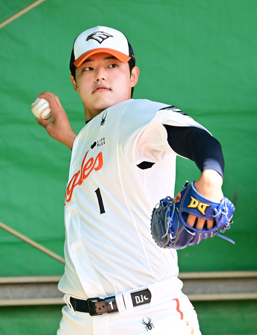 [OSEN=오키나와(일본), 최규한 기자] 프로야구 한화 이글스가 21일 일본 오키나와 고친다 구장에서 스프링 캠프 훈련을 펼쳤다.한화는 이번 2차 오키나와 캠프에서 총 9차례의 연습경기를통해 전력을 가다듬을 예정이다.한화 문동주가 불펜 피칭을 펼치고 있다. 2026.02.21 / dreamer@osen.co.kr