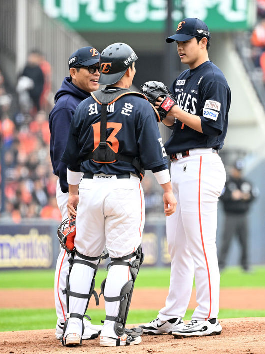 [OSEN=잠실, 이대선 기자] 26일 오후 서울 잠실야구장에서 2025 신한 SOL Bank KBO리그 포스트시즌 한국시리즈 1차전 LG 트윈스와 한화 이글스의 경기가 열렸다.LG는 앤더스 톨허스트, 한화는 문동주를 선발 투수로 내세웠다.1회말 1사 2,3루에서 마운드를 방문한 한화 양상문 코치가 최재훈, 문동주와 이야기를 나누고 있다. 2025.10.26 /sunday@osen.co.kr