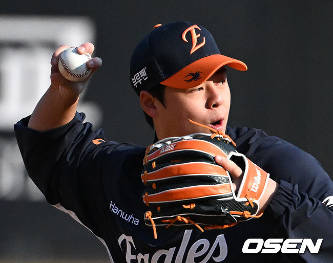 [OSEN=대전, 지형준 기자] 29일 대전 한화생명볼파크에서 2025 신한 SOL Bank KBO리그 포스트시즌 한국시리즈 3차전 한화 이글스와 LG 트윈스의 경기가 열렸다.이날 경기에 한화는 폰세를, LG는 손주영을 선발투수로 내세웠다. 경기에 앞서 한화 노시환이 수비 훈련을 하고 있다. 2025.10.29 /jpnews@osen.co.kr