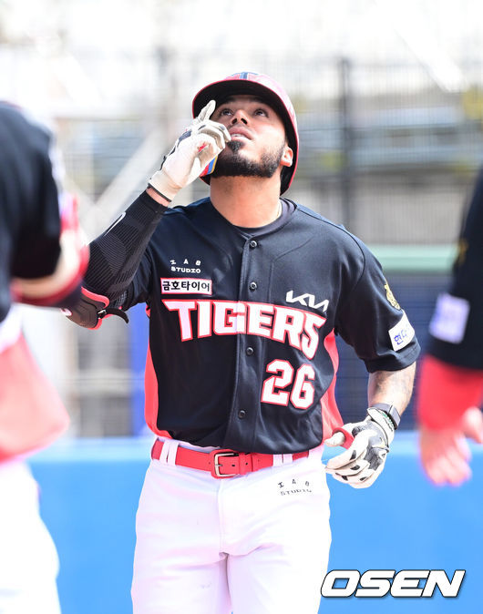 [OSEN=오키나와(일본), 최규한 기자] 2026 WBC(월드베이스볼클래식)를 준비하는 대한민국 야구 대표팀이 24일 일본 오키나와 가데나 야구장에서 프로야구 KIA 타이거즈와 연습경기를 펼쳤다. 야구 대표팀은 오키나와에서 국내 팀들과 6차례 연습경기를 치르며 전력을 끌어올릴 예정이다.1회초 2사 2루 상황 KIA 해럴드 카스트로가 선제 우월 투런포를 날리고 홈을 밟으며 기뻐하고 있다. 2026.02.24 / dreamer@osen.co.kr