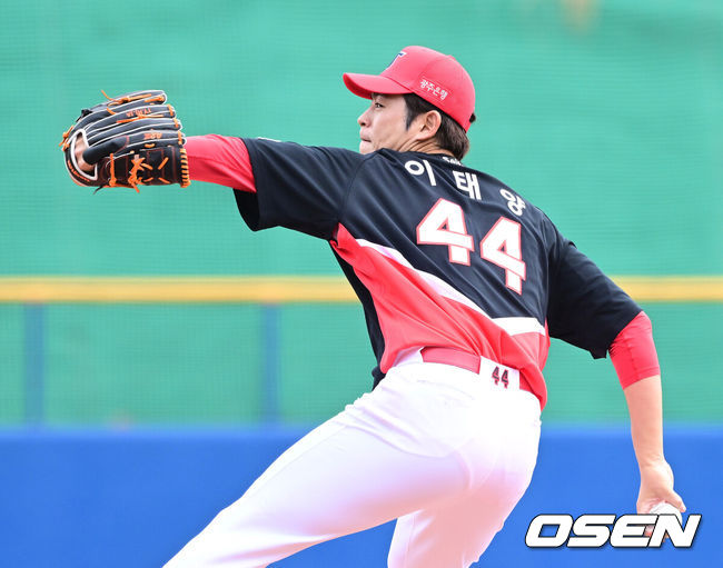 [OSEN=오키나와(일본), 최규한 기자] 2026 WBC(월드베이스볼클래식)를 준비하는 대한민국 야구 대표팀이 24일 일본 오키나와 가데나 야구장에서 프로야구 KIA 타이거즈와 연습경기를 펼쳤다. 야구 대표팀은 오키나와에서 국내 팀들과 6차례 연습경기를 치르며 전력을 끌어올릴 예정이다.6회말 마운드에 오른 KIA 이태양이 힘차게 공을 뿌리고 있다. 2026.02.24 / dreamer@osen.co.kr