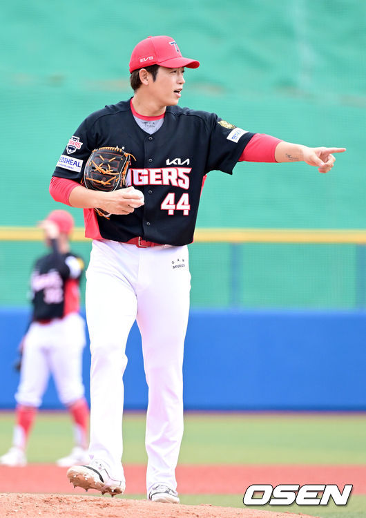 [OSEN=오키나와(일본), 최규한 기자] 2026 WBC(월드베이스볼클래식)를 준비하는 대한민국 야구 대표팀이 24일 일본 오키나와 가데나 야구장에서 프로야구 KIA 타이거즈와 연습경기를 펼쳤다. 야구 대표팀은 오키나와에서 국내 팀들과 6차례 연습경기를 치르며 전력을 끌어올릴 예정이다.6회말 마운드에 오른 KIA 이태양이 투구를 준비하고 있다. 2026.02.24 / dreamer@osen.co.kr