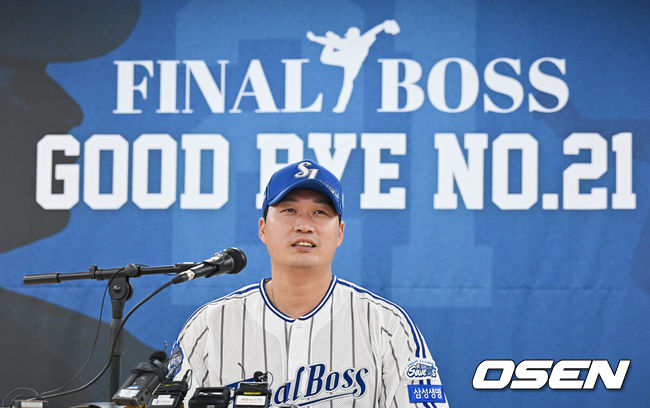 [OSEN=대구, 이석우 기자] 30일 대구삼성라이온즈파크에서 2025 신한 SOL 뱅크 KBO 리그 삼성 라이온즈와 KIA 타이거즈의 경기가 열린다. '끝판대장' 오승환(43·삼성 라이온즈)이 21년 간의 프로 생활을 마치고 30일 대구 삼성라이온즈파크에서 KBO리그 KIA 타이거즈전을 마치고 은퇴식을 가진다.삼성 라이온즈 오승환이 기자회견을 하고 있다. 2025.09.30 / foto0307@osen.co.kr