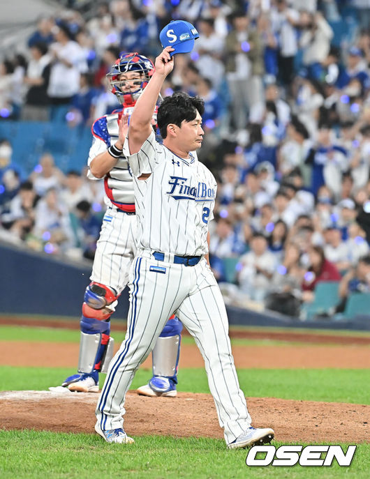 [OSEN=대구, 이석우 기자] 30일 대구삼성라이온즈파크에서 2025 신한 SOL 뱅크 KBO 리그 삼성 라이온즈와 KIA 타이거즈의 경기가 열렸다. 홈팀 삼성은 후라도가, 방문팀 KIA는 김태형이 선발 출전했다. 삼성 라이온즈 오승환이 마지막 투구를 마치고 팬들에 인사를 하고 있다. 2025.09.30 / foto0307@osen.co.kr