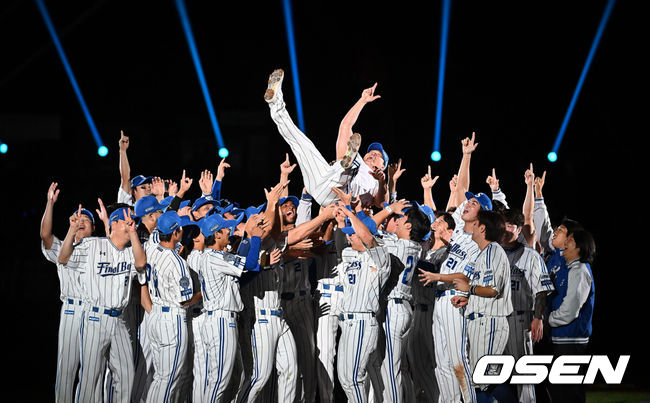 [OSEN=대구, 이석우 기자] '끝판대장' 오승환(43·삼성 라이온즈)이 21년 간의 프로 생활을 마치고 30일 대구 삼성라이온즈파크에서 열린 KBO리그 KIA 타이거즈전을 마치고 은퇴식을 가졌다.2005년 삼성 라이온즈에서 데뷔한 오승환은 2013년까지 KBO리그를 평정한 뒤, 일본프로야구(NPB)와 미국 메이저리그(MLB)에서도 '끝판대장'의 명성을 날리고 한국에 돌아와 5시즌을 더 뛰었다. KBO리그 15시즌 동안 오승환이 기록한 성적은 737경기 44승 33패 19홀드 427세이브 평균자책점 2.32, 한미일 통산 549세이브를 기록했다. 삼성 구단은 이만수, 양준혁,이승엽에 이어 오승환의 등번호 21번을 영구결번하기로 결정했다.삼성 선수들이 은퇴하는 오승환을 헹가래치고 있다. / foto0307@osen.co.kr
