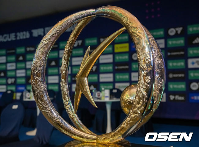 [OSEN=박준형 기자] 25일 서울 서대문구  스위스그랜드 호텔 컨벤션센터에서  하나은행 K리그 2026 개막 미디어데이가 진행됐다.프로축구 K리그 29개 구단이 새 시즌 개막을 앞두고 저마다 당찬 출사표를 던졌다. K리그 우승 트로피가 행사장에 놓여져 있다,  2026.02.25 / soul1014@osen.co.kr