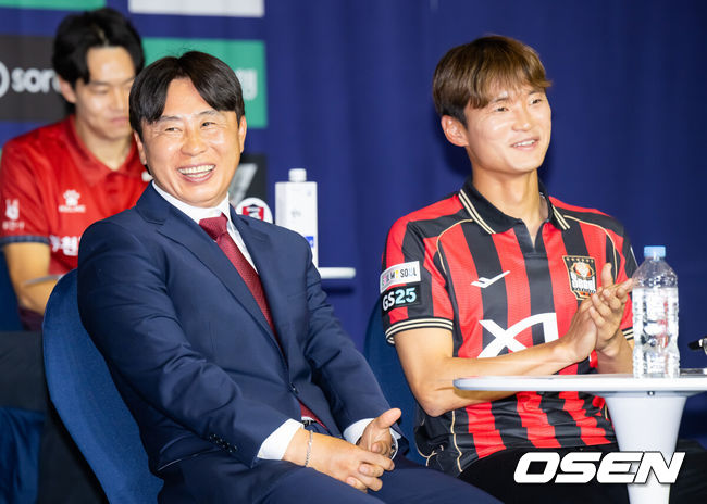 [OSEN=박준형 기자] 25일 서울 서대문구  스위스그랜드 호텔 컨벤션센터에서  하나은행 K리그 2026 개막 미디어데이가 진행됐다.프로축구 K리그 29개 구단이 새 시즌 개막을 앞두고 저마다 당찬 출사표를 던졌다. FC서울 김기동 감독과 김진수가 미소 짓고 있다.   2026.02.25 / soul1014@osen.co.kr