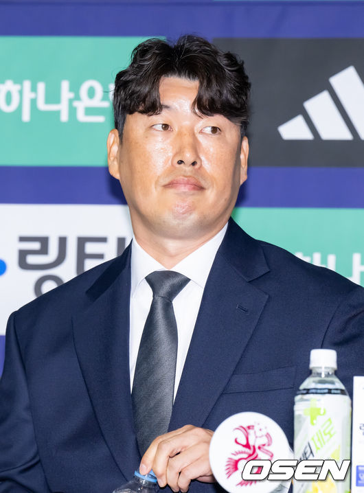 [OSEN=박준형 기자] 25일 서울 서대문구  스위스그랜드 호텔 컨벤션센터에서  하나은행 K리그 2026 개막 미디어데이가 진행됐다.프로축구 K리그 29개 구단이 새 시즌 개막을 앞두고 저마다 당찬 출사표를 던졌다. 광주 FC 이정규 감독이 질문을 듣고 있다.   2026.02.25 / soul1014@osen.co.kr