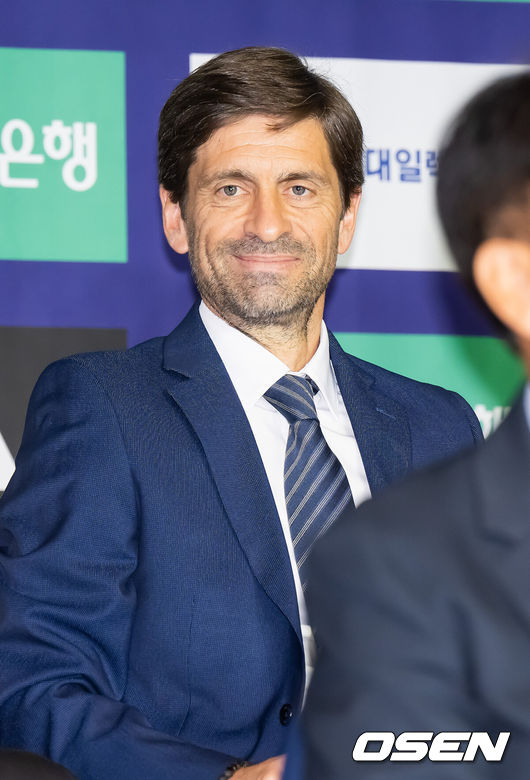 [OSEN=박준형 기자] 25일 서울 서대문구  스위스그랜드 호텔 컨벤션센터에서  하나은행 K리그 2026 개막 미디어데이가 진행됐다.프로축구 K리그 29개 구단이 새 시즌 개막을 앞두고 저마다 당찬 출사표를 던졌다. 제주 SK FC 세르지우 코스타 감독이 미소 짓고 있다.   2026.02.25 / soul1014@osen.co.kr