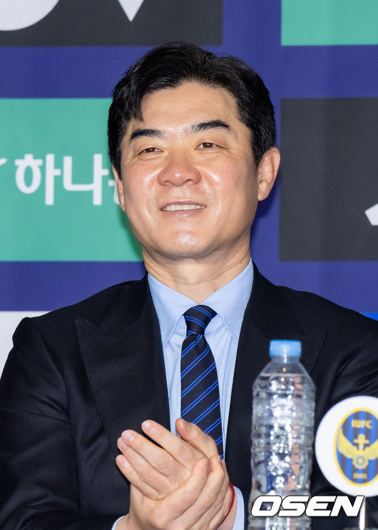 [OSEN=박준형 기자] 25일 서울 서대문구  스위스그랜드 호텔 컨벤션센터에서  하나은행 K리그 2026 개막 미디어데이가 진행됐다.프로축구 K리그 29개 구단이 새 시즌 개막을 앞두고 저마다 당찬 출사표를 던졌다. 인천 유나이티드 윤정환 감독이 미소 짓고 있다.  2026.02.25 / soul1014@osen.co.kr