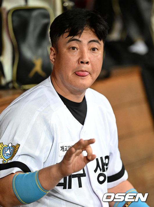 [OSEN=고척, 이대선 기자] ‘2023 노브랜드배 고교동창 야구대회 올스타전’이 28일 서울 고척스카이돔에서 열렸다.노브랜드 안지만이 포수 장비를 착용하며 팀원과 이야기를 나누고 있다. 2023.10.28 /sunday@osen.co.kr