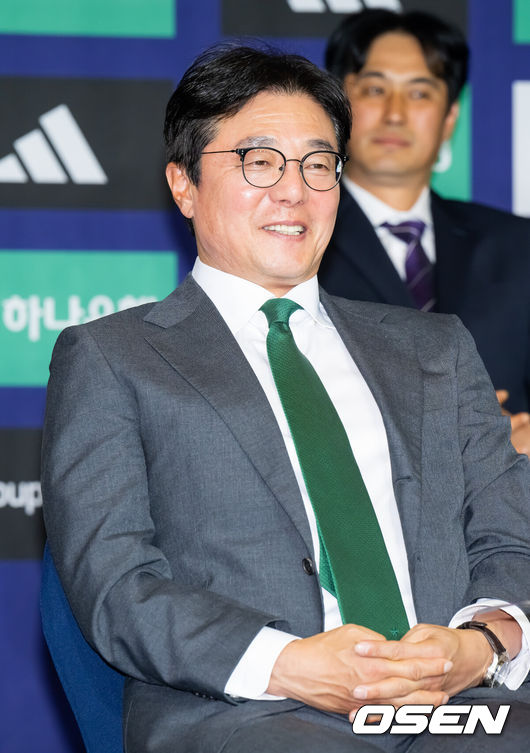 [OSEN=박준형 기자] 25일 서울 서대문구  스위스그랜드 호텔 컨벤션센터에서  하나은행 K리그 2026 개막 미디어데이가 진행됐다.프로축구 K리그 29개 구단이 새 시즌 개막을 앞두고 저마다 당찬 출사표를 던졌다. 대전 하나 시티즌 황선홍 감독이 미소 짓고 있다.  2026.02.25 / soul1014@osen.co.kr