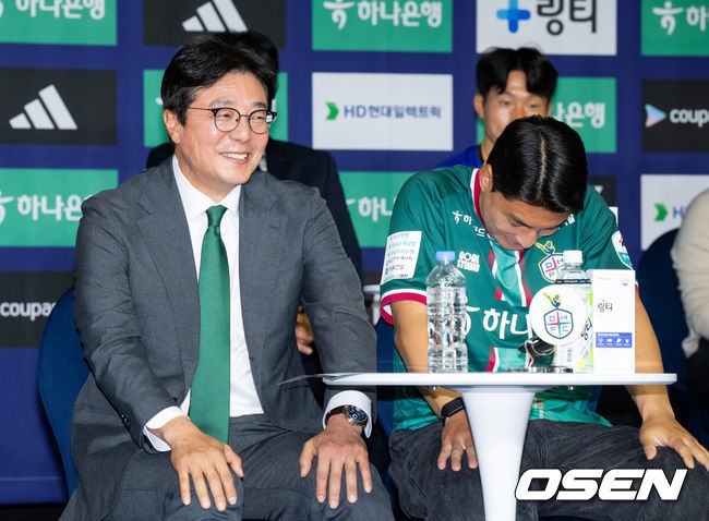 [OSEN=박준형 기자] 25일 서울 서대문구  스위스그랜드 호텔 컨벤션센터에서  하나은행 K리그 2026 개막 미디어데이가 진행됐다.프로축구 K리그 29개 구단이 새 시즌 개막을 앞두고 저마다 당찬 출사표를 던졌다. 강력한 우승 후보로 지목된 대전 하나 시티즌 황선홍 감독이 미소 짓고 있다.  2026.02.25 / soul1014@osen.co.kr