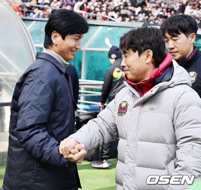 [OSEN=서울월드컵경기장, 민경훈 기자] 3일 서울월드컵경기장에서 하나은행 K리그1 2025 FC서울과 김천상무 FC의 경기가 열렸다.  FC서울은 린가드를, 김천 상무는 이동경을 앞세워 승리를 노린다.경기 전 상무 정정용 감독과 서울 김기동 감독이 경기 전 유쾌한 신경전을 벌이고 있다. 2025.03.03 / rumi@osen.co.kr