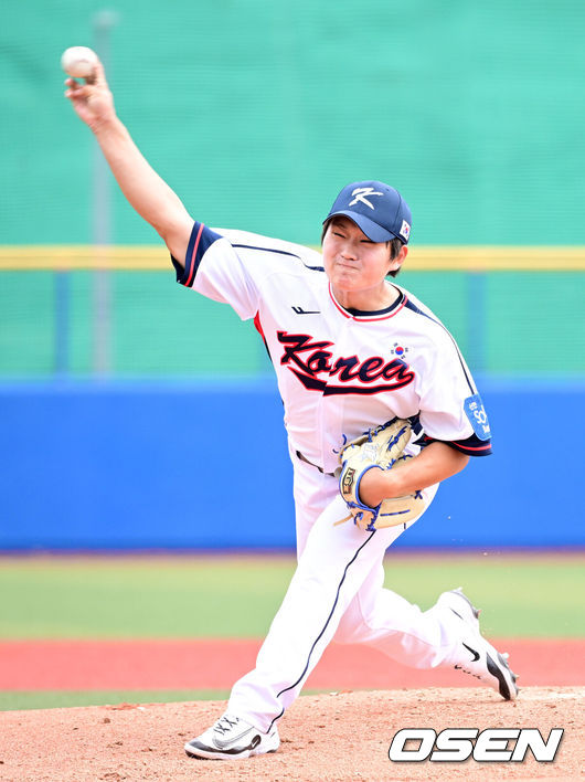 [OSEN=오키나와(일본), 최규한 기자] 2026 WBC(월드베이스볼클래식)를 준비하는 대한민국 야구 대표팀이 24일 일본 오키나와 가데나 야구장에서 프로야구 KIA 타이거즈와 연습경기를 펼쳤다. 야구 대표팀은 오키나와에서 국내 팀들과 6차례 연습경기를 치르며 전력을 끌어올릴 예정이다.5회초 마운드에 오른 대표팀 김택연이 힘차게 공을 뿌리고 있다. 2026.02.24 / dreamer@osen.co.kr