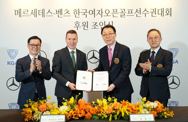 이상국 메르세데스-벤츠 코리아 디지털,마케팅 및 커뮤니케이션 부문 총괄 부사장,마티아스 바이틀 메르세데스-벤츠 코리아 대표이사,정창기 대한골프협회 부회장,박재형 대한골프협회 전무이사(왼쪽부터)가25일 서울 신라호텔에서 열린 ‘한국여자오픈골프선수권대회’ 스폰서십 체결을 위한 조인식을 열고 있다.