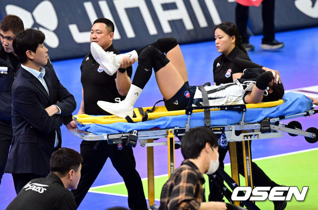 [OSEN=수원, 조은정 기자]24일 수원체육관에서 ‘진에어 2025~2026 프로배구 V리그’ 여자부 현대건설과 한국도로공사의 경기가 열렸다.현대건설은 19승11패(승점 56)로 리그 2위를, 한국도로공사는 21승 9패(승점59)로 1위를 기록 중이다.5세트 한국도로공사 타나차가 부상으로 들것에 실려 경기장을 빠져나가고 있다. 2026.02.24 /cej@osen.co.kr