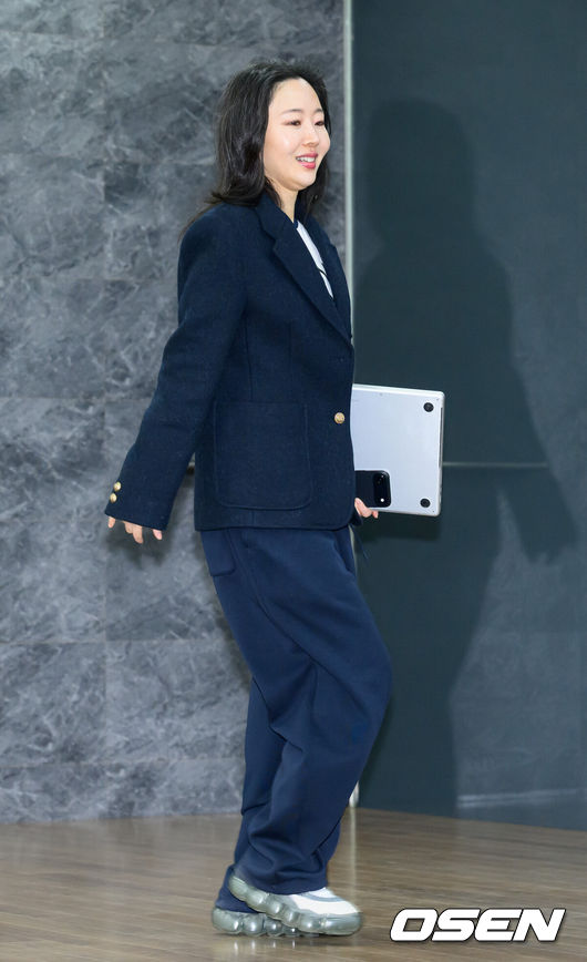 [OSEN=이대선 기자] 25일 서울 모처에서 교원 챌린지홀에서 민희진 오케이 레코즈 대표 기자회견이 열렸다.오케이 레코즈는 지난 24일 '민희진 대표가 1심 소송 결과와 향후 계획에 대해 직접 말씀드리고자 한다'며 기자회견 소식을 알렸다.민희진이 기자회견장으로 입장하고 있다. 2026.02.25 /sunday@osen.co.kr