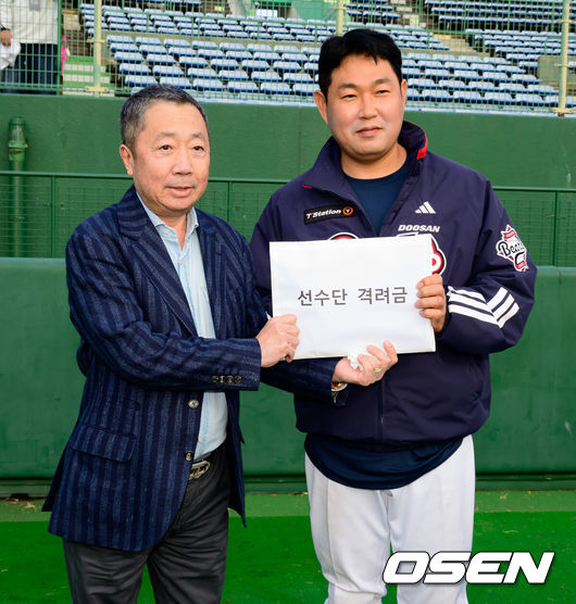 [OSEN=미야자키(일본), 지형준 기자] 두산 베어스가 25일 일본 미야자키 산마린 스타디움에서 일본프로야구 세이부 라이온스와의 구춘대회 첫 경기를 가졌다.이날 두산은 세이부에 3-6으로 패했다. 경기를 마치고 두산 베어스 구단주인 박정원 두산그룹 회장이 양의지에게 선수단 격려금을 전달하고 있다. 2026.02.25 /jpnews@osen.co.kr