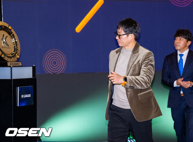 [OSEN=박준형 기자] 25일 서울 서대문구  스위스그랜드 호텔 컨벤션센터에서 하나은행 K리그 2026 개막 미디어데이(2부 K리그2)가 진행됐다.프로축구 K리그 29개 구단이 새 시즌 개막을 앞두고 저마다 당찬 출사표를 던졌다. 수원 삼성 이정효 감독이 입장하고 있다.  2026.02.25 / soul1014@osen.co.kr