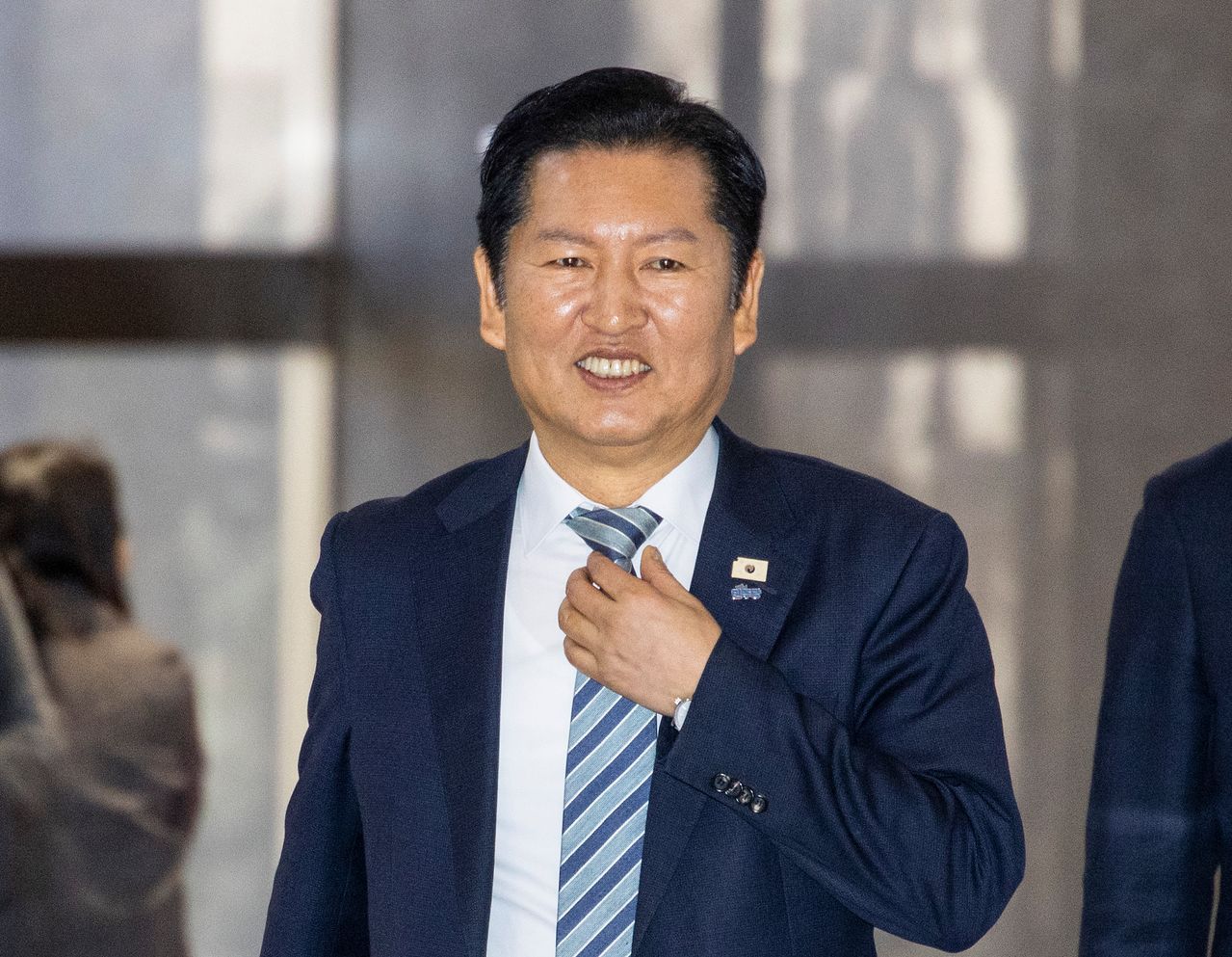 더불어민주당 정청래 대표가 25일 국회에서 열린 비공개 의원총회에 입장하고 있다.   연합뉴스