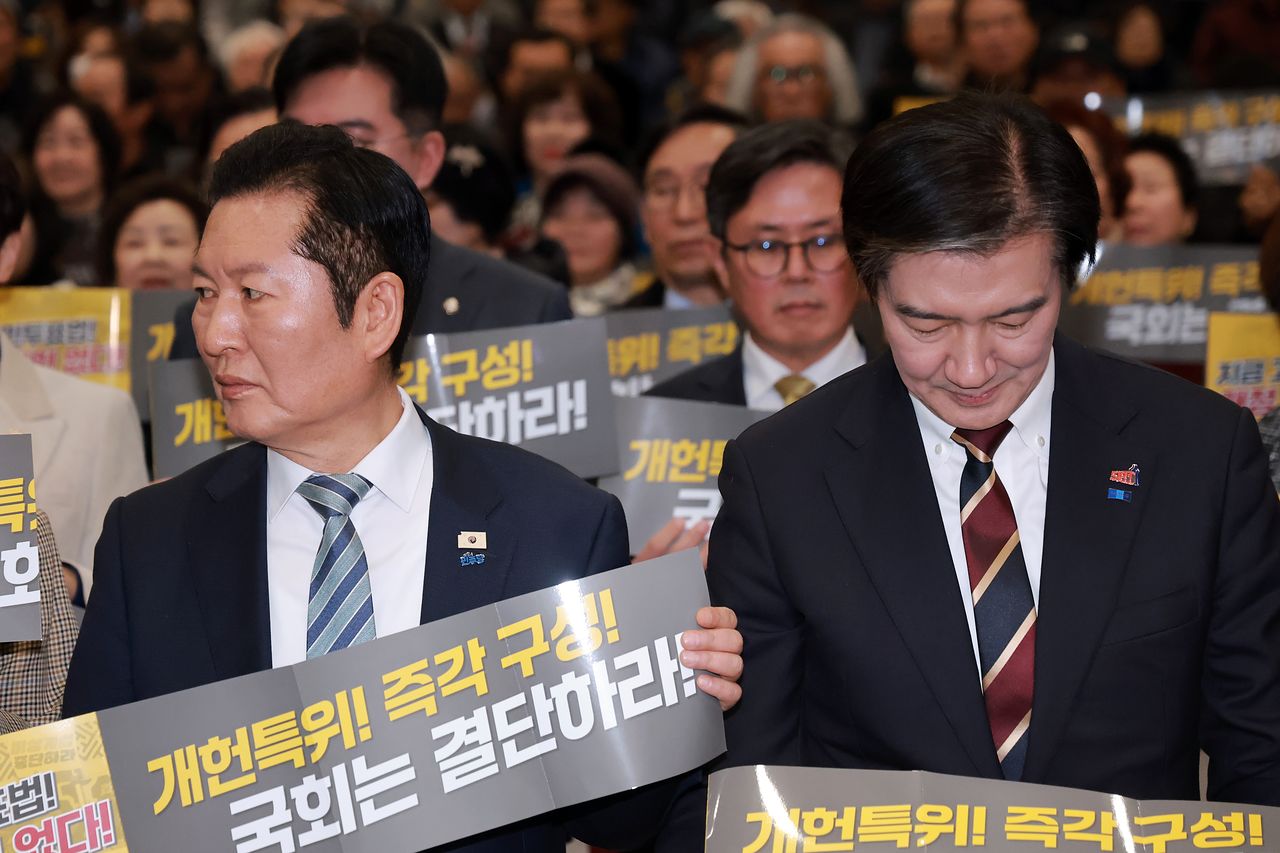 더불어민주당 정청래 대표와 조국혁신당 조국 대표가 25일 국회의원회관에서 5·18정신헌법전문수록개헌국민추진위원회와 민주당 민형배 의원실이 연 5·18정신 헌법전문수록 촉구 결의대회에 참석해 기념 촬영을 준비하고 있다. 연합뉴스