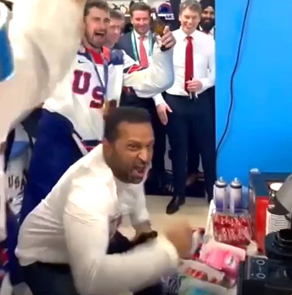 캐시 파텔 미국 연방수사국(FBI) 국장이 지난 22일(현지시간) 미국 남자 아이스하키 대표팀의 승리에 환호하고 있다. 사진 엑스 캡처