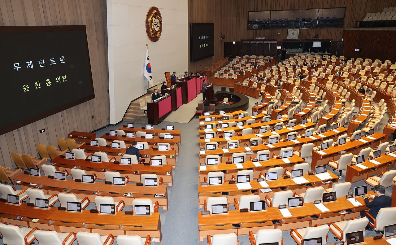 24일 국회에서 열린 2월 임시국회 제8차 본회의에서 3차 상법 개정안이 상정된 후 국민의힘 윤한홍 의원이 무제한 토론(필리버스터)을 시작하고 있다. 연합뉴스
