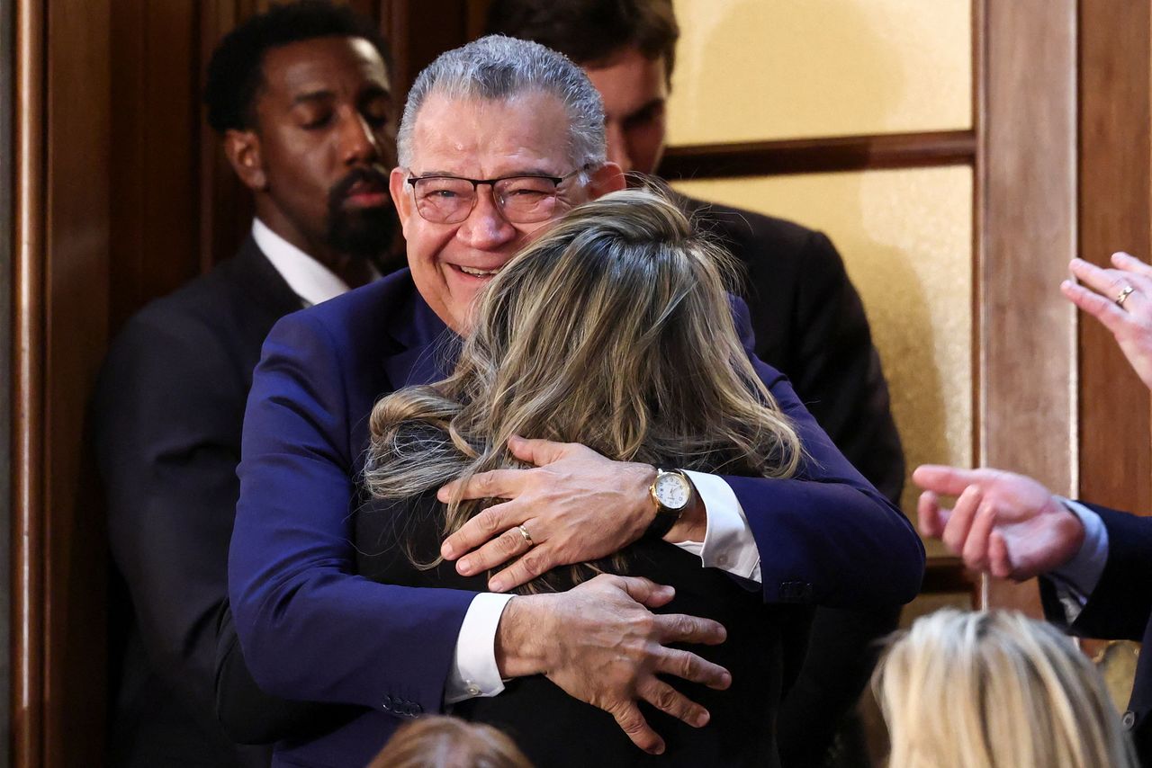 현지시간 24일 미국 워싱턴 연방 의회에서 열린 도널드 트럼프 대통령의 국정연설 도중 베네수엘라 전 대통령 후보 엔리케 마르케스가 포옹을 받고 있다. 로이터=연합뉴스