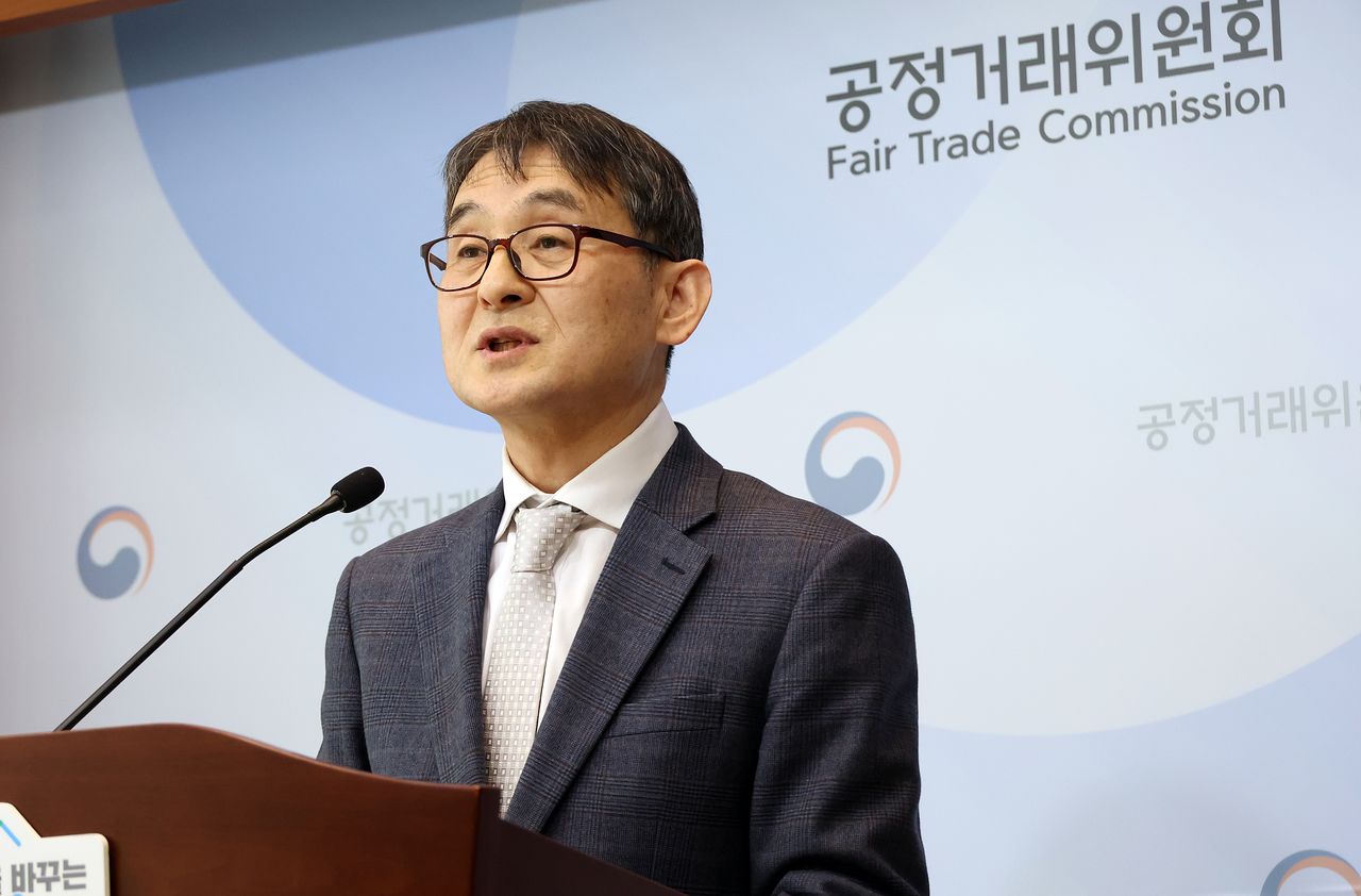 박종배 공정거래위원회 소비자정책총괄과장이 지난 13일 세종시 정부세종청사에서 6월로 예정된 BTS 공연 기간의 부산지역 숙박요금 실태를 발표하고 있다. 공정위는 공연 주간의 모텔 숙박요금이 평시의 3.3배에 육박했고, 호텔 숙박요금도 전주에 비해 2.9배 수준인 것으로 파악됐다고 밝혔다. 뉴시스