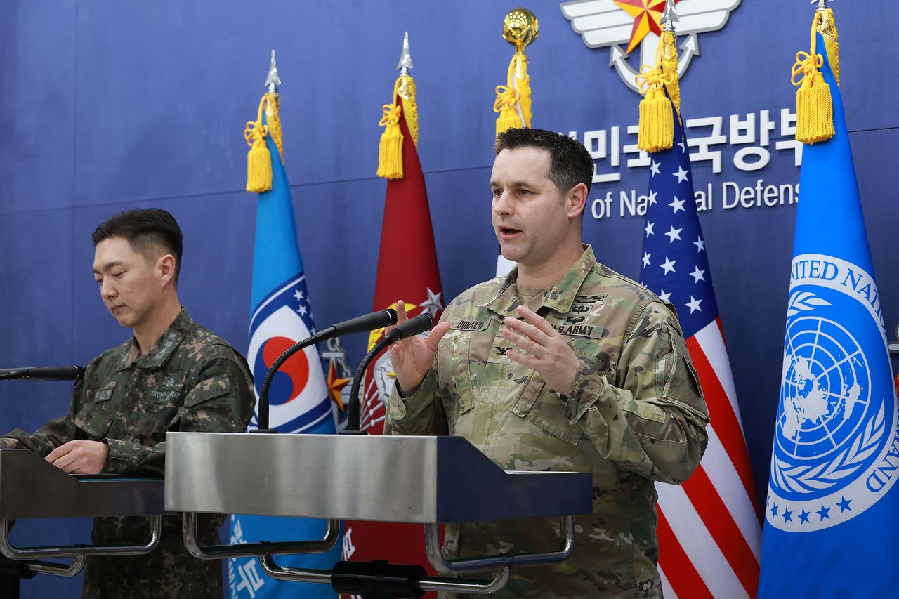 장도영 합동참모본부 공보실장과 라이언 도날드 주한미군사 공보실장이 25일 오후 서울 용산구 국방부에서 2026 자유의방패(FS) 연습 계획 관련 공동브리핑을 하고 있다. 뉴시스