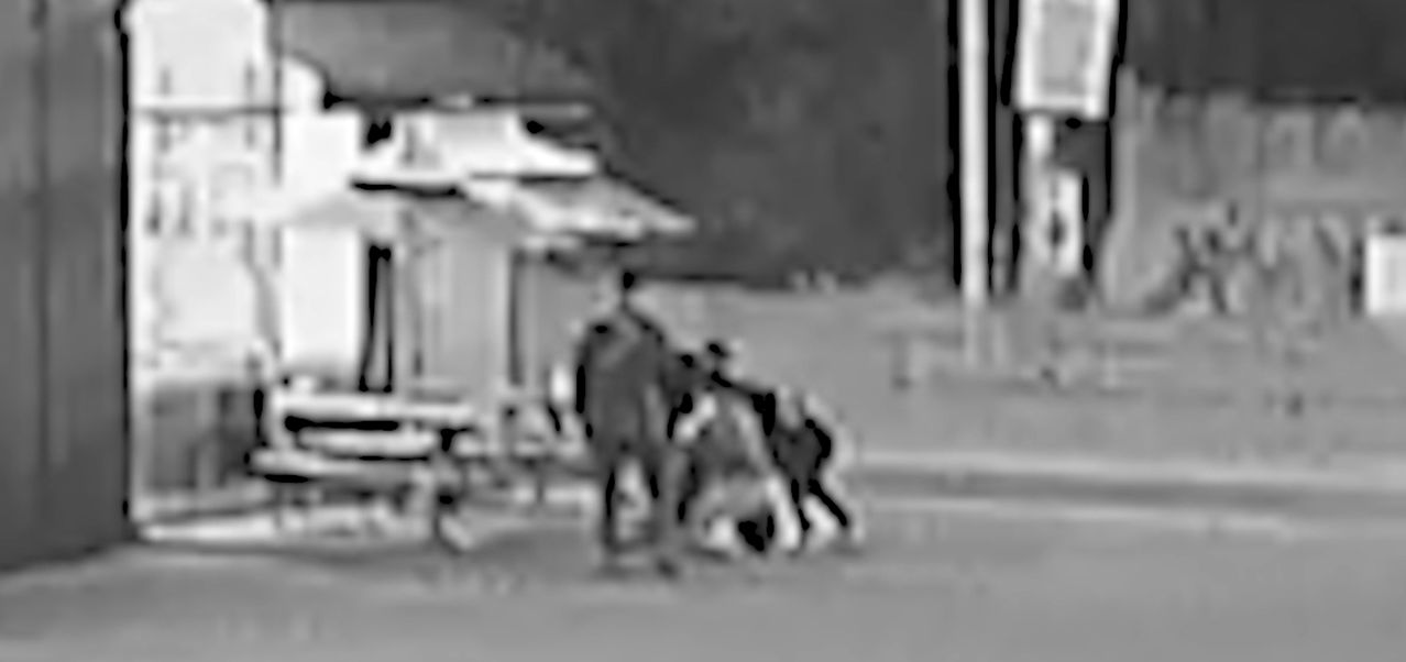 지난해 12월 30일 오후 5시쯤 경기도 양주시 유양동 한 식당 주차장에 나타난 보이스피싱 수거책을 시민들이 합세해 붙잡고 있는 모습. 사진 경기북부경찰청