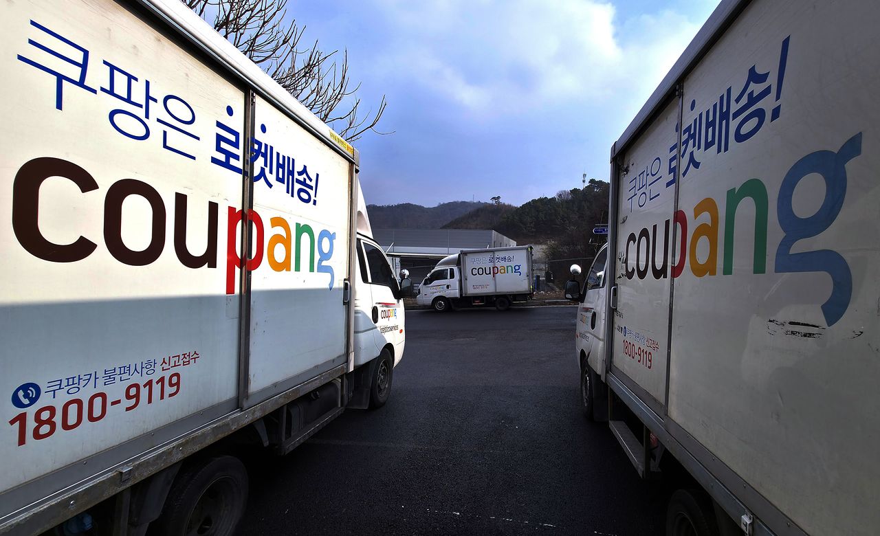 쿠팡이 대규모 개인정보 유출 사태로 장기간 정부의 전방위 조사를 받고 있는 가운데 충남의 한 쿠팡 물류센터 밖에 로켓배송 차량이 줄지어 서 있다. 김성태 객원 기자