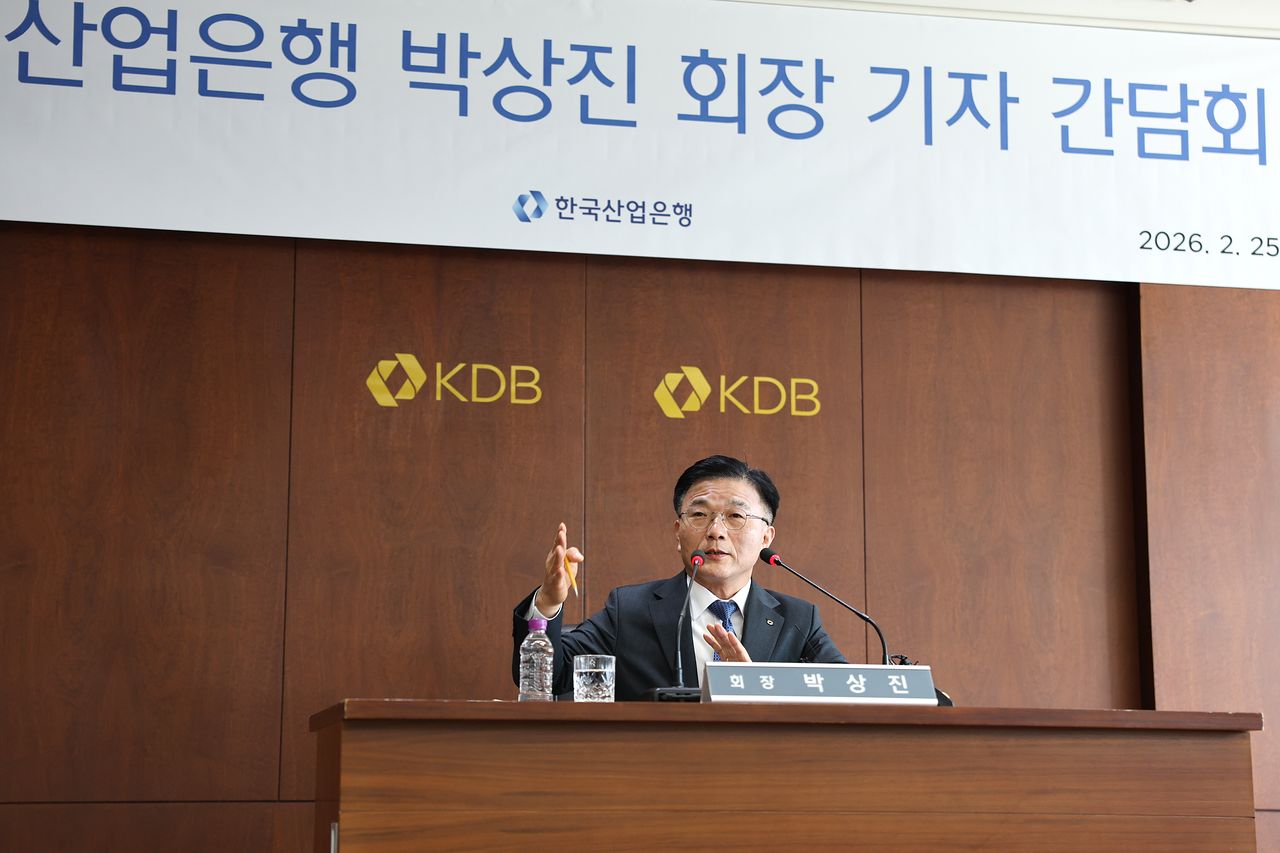 박상진 산업은행 회장이 25일 오후 여의도 산업은행 본관에서 기자회견을 진행하고 있다. 