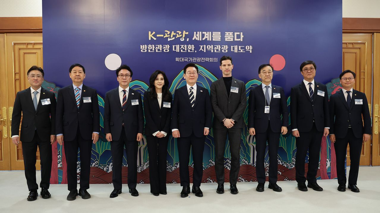 이재명 대통령이 25일 서울 청와대에서 열린 제11차 확대국가관광전략회의에 앞서 참석자들과 기념 촬영을 하고 있다. 왼쪽부터 이진수 법무부 차관, 구윤철 경제부총리, 김민석 국무총리, 이부진 한국방문의해 위원회 위원장, 이재명 대통령, 알베르토 몬디 주한이탈리아상공회의소 부회장, 김윤덕 국토부 장관, 최휘영 문체부 장관, 김성범 해양수산부 차관. 청와대사진기자단