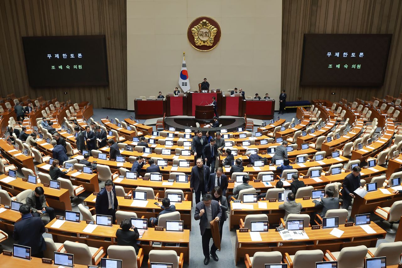 25일 국회에서 열린 2월 임시국회 본회의에 '법왜곡죄'를 포함한 형법 일부개정법률안(대안)이 상정된 뒤 국민의힘 조배숙 의원이 무제한 토론을 시작하자 더불어민주당 의원들이 본회의장을 떠나고 있다.연합뉴스