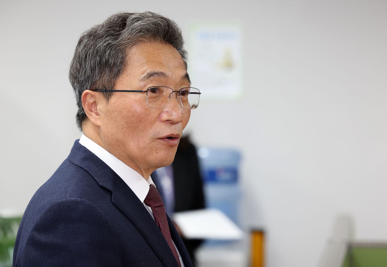 사의를 표명한 이학재 인천국제공항공사 사장이 25일 오전 인천국제공항 제1여객터미널 기자실에서 열린 기자간담회에 참석해 발언을 하고 있다. 뉴시스