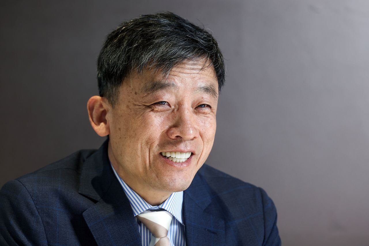 일용직 건설 노동자이자 화가인 이두수 작가. 13일 서울 마포구 중앙일보에서에서 인터뷰하고 있다. 김성룡 기자