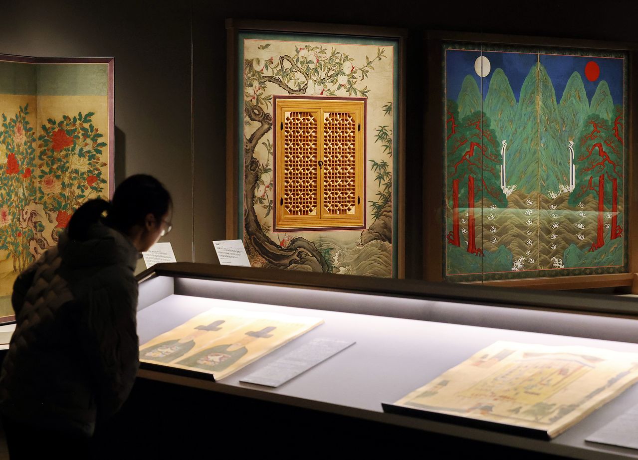 25일 서울 용산구 국립중앙박물관에 새롭게 단장한 서화실에서 취재진이 전시를 둘러보고 있다. 서화실의 재개관일은 다음날인 26일이다. 연합뉴스