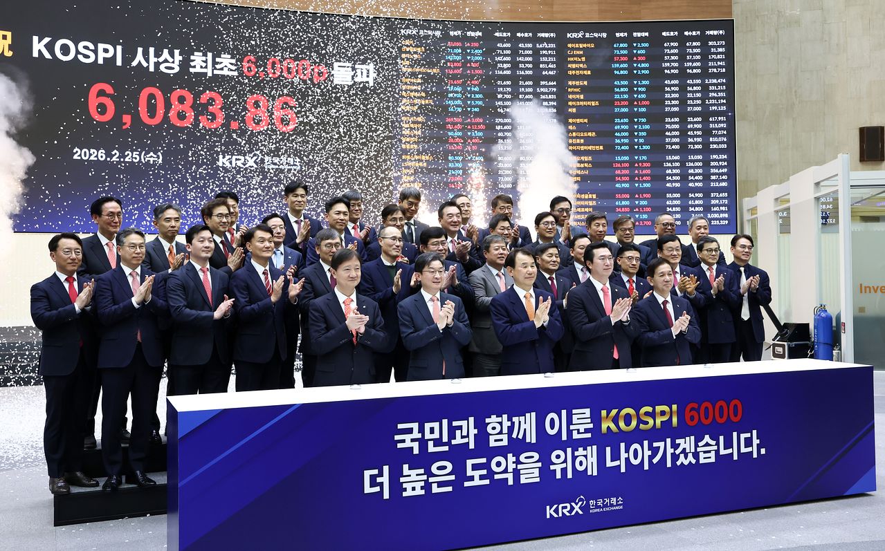 코스피가 사상 첫 6000선을 돌파한 25일 오후 서울 영등포구 한국거래소 홍보관에서 기념 행사가 열렸다. 이억원 금융위원장, 이찬진 금융감독원장, 정은보 한국거래소 이사장 등 참석자들이 축하 세리머니를 하고 있다. 뉴스1
