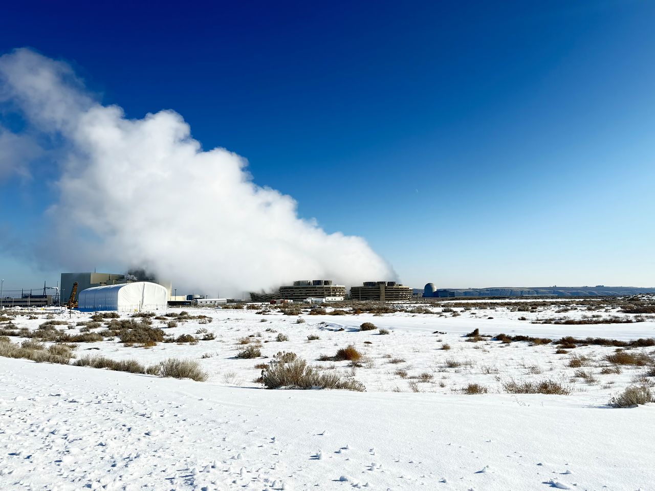 지난달 23일 찾은 미국 워싱턴주의 소도시 리치랜드에 있는 컬럼비아 원자력발전소. 냉각탑에서 수증기가 뿜어져 나오는 모습. 아마존은 컬럼비아 원전 인근에 최대 12기의 소형모듈원자로(SMR)를 건설하겠다는 계획을 발표했다. 남수현 기자