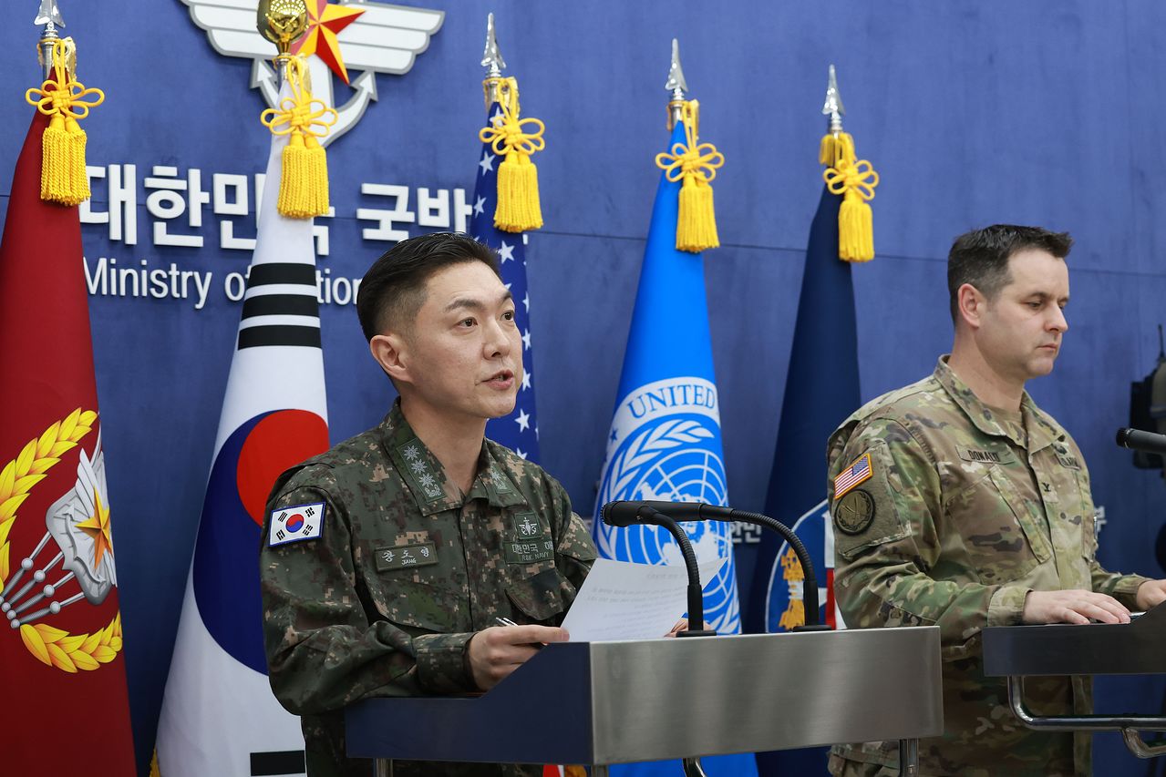 장도영 합동참모본부 공보실장과 라이언 도날드 주한미군사 공보실장이 25일 오후 서울 용산구 국방부에서 2026 자유의방패(FS) 연습 계획 관련 공동브리핑을 하고 있다. 사진공동취재단