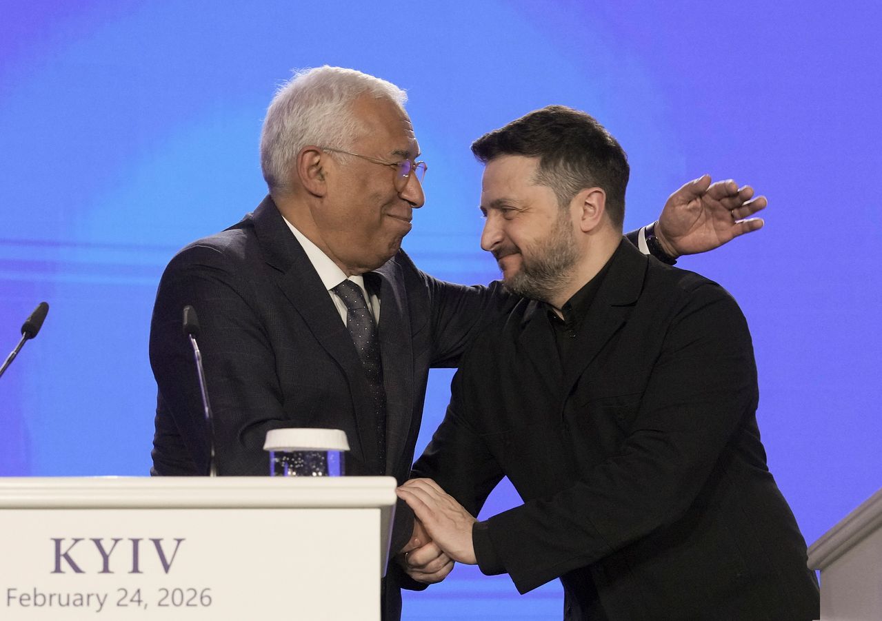 안토니우 코스타 유럽연합(EU) 정상회의 상임의장(왼쪽)과 볼로디미르 젤렌스키 우크라이나 대통령이 전쟁 4주년을 맞은 24일(현지시간) 우크라이나 키이우에서 열린 공동 기자회견에 참석하고 있다. EPA=연합뉴스