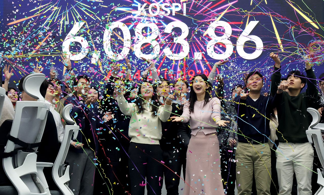 25일 코스피가 전날보다 1.91% 오른 6083.86로 거래 종료됐다. 이날 서울 중구 우리은행 본점 딜링룸에서 직원들이 환호하고 있다. 장진영 기자