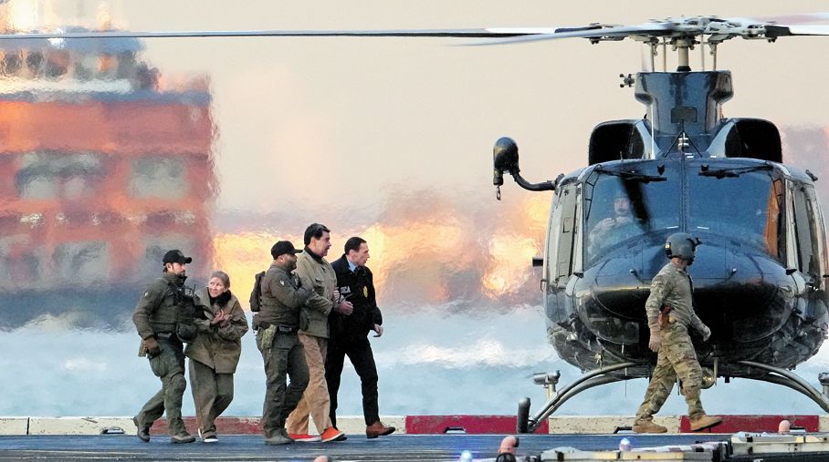 지난달 5일(현지시간) 니콜라스 마두로 베네수엘라 대통령과 부인 실리아 플로레스가 카라카스 자택에서 체포돼 미국에 도착, 헬기에서 내린 뒤 호송 요원들에 이끌려 미국 맨해튼 남부연방지방법원으로 걸어가고 있다. 마두로 체포 작전에 앤스로픽의 AI를 활용한 것으로 알려졌다. 로이터=연합뉴스