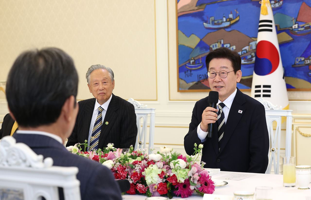 이재명 대통령이 25일 청와대 본관에서 열린 민주당 상임고문단 오찬 간담회에서 인사말을 하고 있다. [청와대사진기자단]