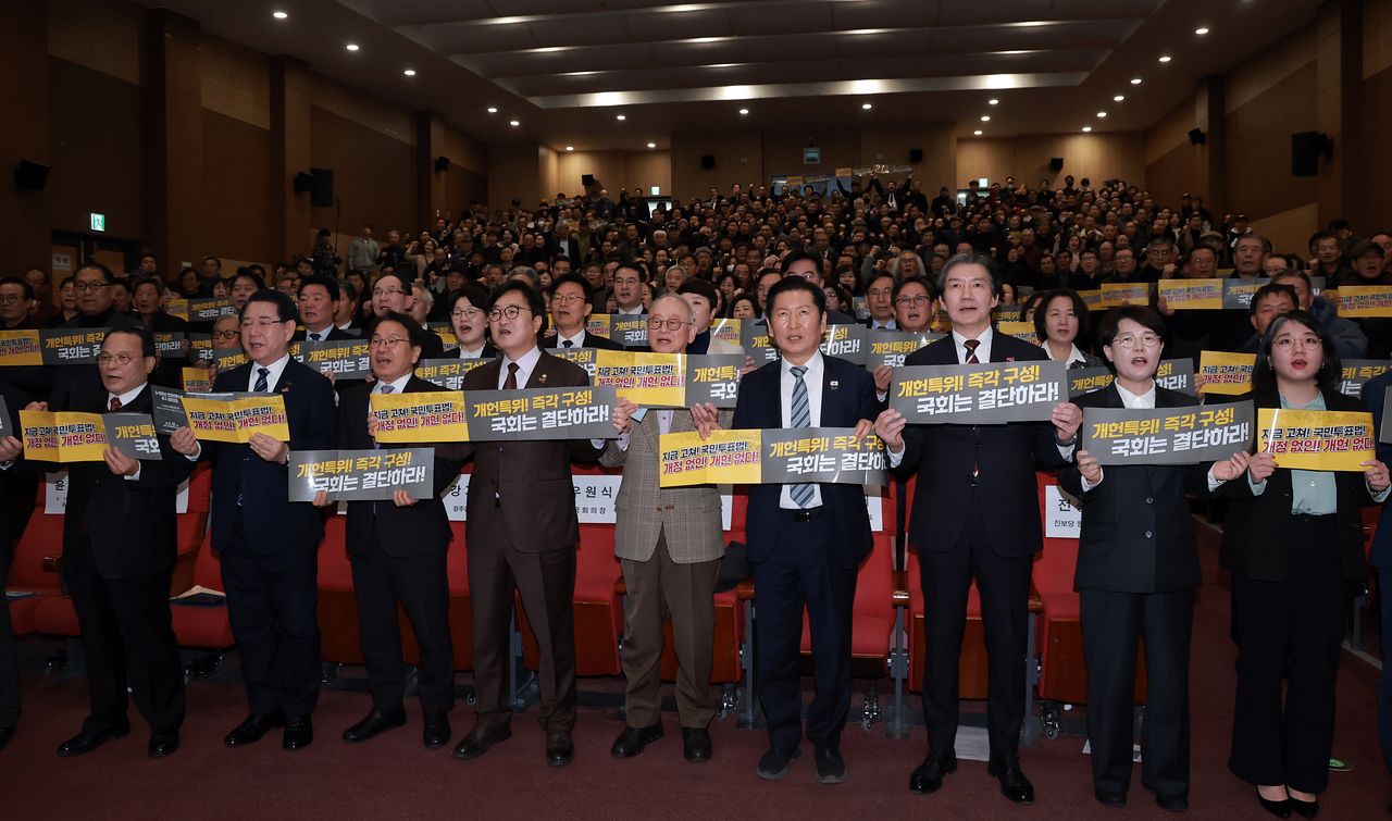 25일 국회의원회관에서 5·18정신헌법전문수록개헌국민추진위원회와 더불어민주당 민형배 의원실이 연 5·18정신 헌법전문수록 촉구 결의대회에 참석한 김영록 전남도지사(왼쪽 두번째부터), 감기정 광주시장, 우원식 국회의장, 이부영 자유언론실천재단 명예이사장, 민주당 정청래 대표, 조국혁신당 조국 대표. 연합뉴스