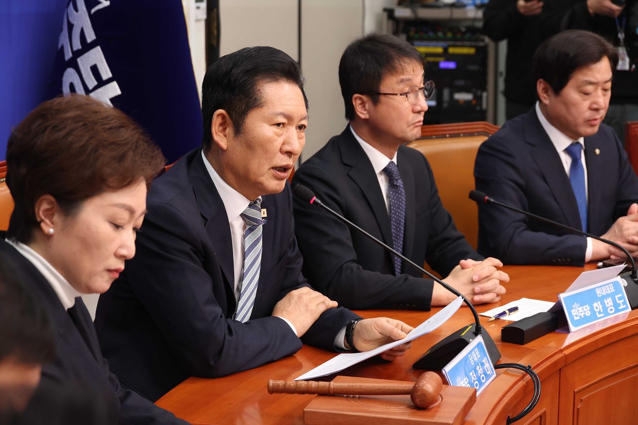 정청래 더불어민주당 대표가 25일 오전 서울 여의도 국회에서 열린 최고위원회의에서 발언을 하고 있다. 뉴시스