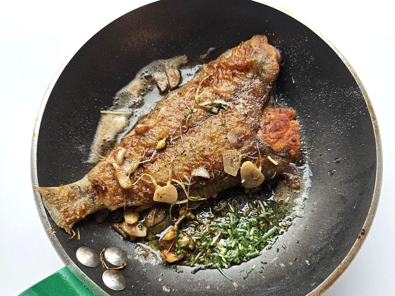 허브 대신 제철인 달래를 사용하면 봄의 풍미를 더할 수 있다. 사진 신혜원